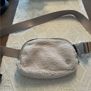Lululemon everywhere belt bag- fleece